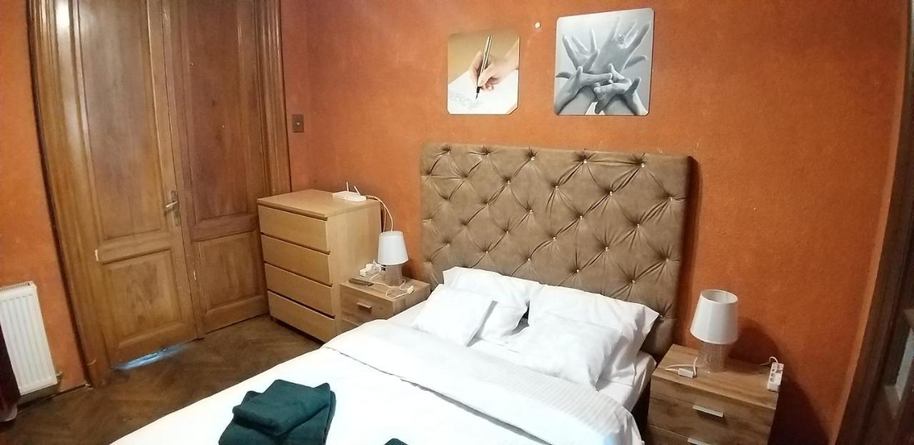 Domum Unirea, Across The Street Of Old City Center Bucarest Extérieur photo